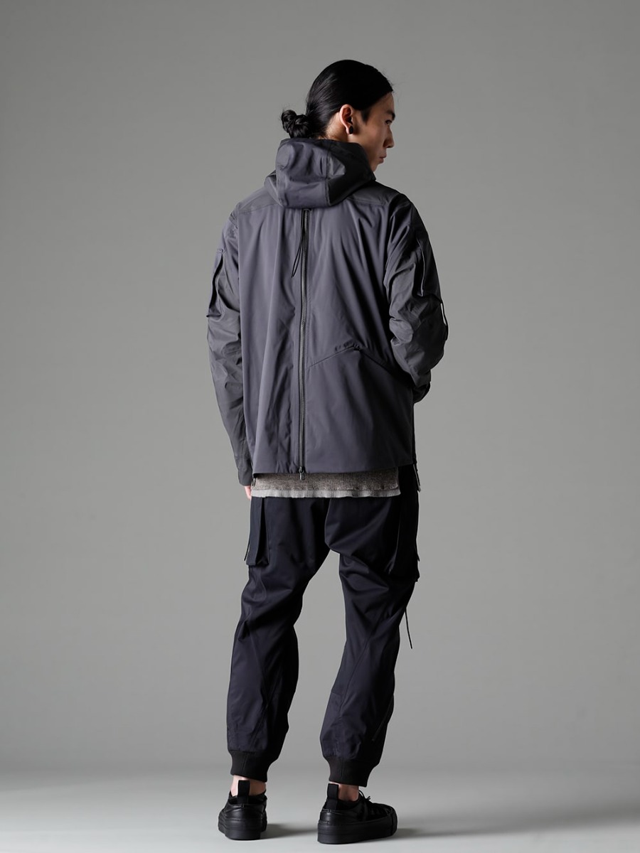 The Viridi-anne 23SS styling The Viridi-anne's signature outdoor style - VI-3557-06-Dark-Gray Water Repellent Hooded Jacket Dark Gray VI-3587-07 Layerd Rib Sweater VI-3559-04-Black Water Repellent Tactical Pants Black VI-3555-09-Black Sneakers Black  1-003