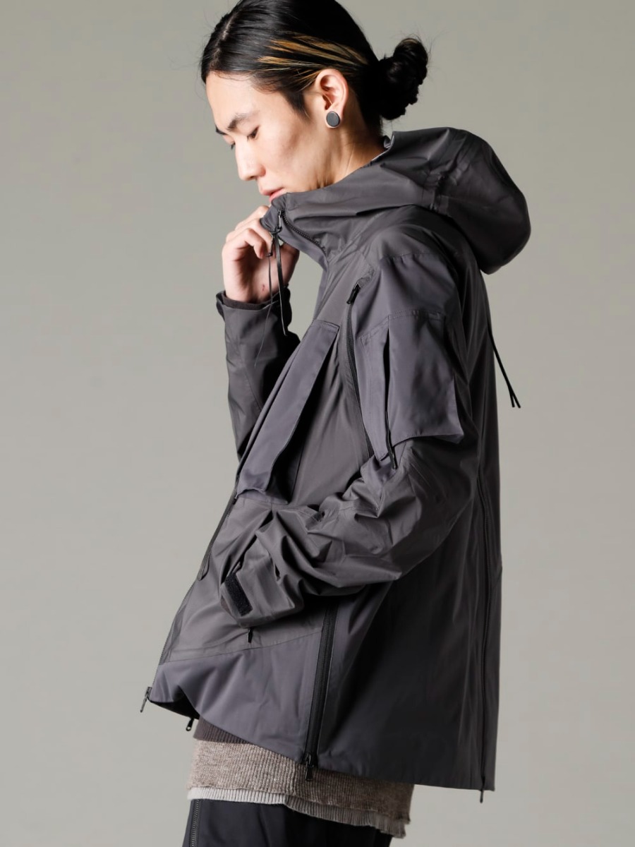 The Viridi-anne 23SS An atmosphere that is somewhat relaxed despite the full-fledged design. - VI-3557-06-Dark-Gray Water Repellent Hooded Jacket Dark Gray VI-3587-07 Layerd Rib Sweater 2-001