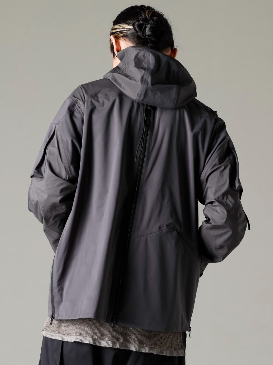 The Viridi-anne 23SS An atmosphere that is somewhat relaxed despite the full-fledged design. - VI-3557-06-Dark-Gray Water Repellent Hooded Jacket Dark Gray VI-3587-07 Layerd Rib Sweater 2-002
