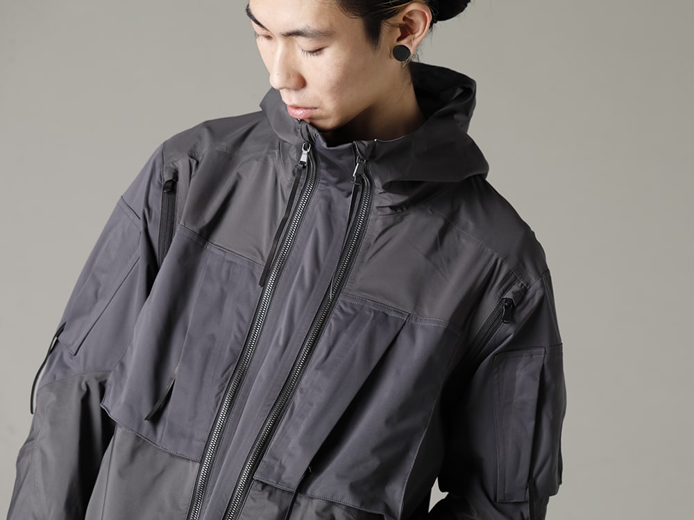 The Viridi-anne 23SS An atmosphere that is somewhat relaxed despite the full-fledged design. - VI-3557-06-Dark-Gray Water Repellent Hooded Jacket Dark Gray VI-3587-07 Layerd Rib Sweater 2-003