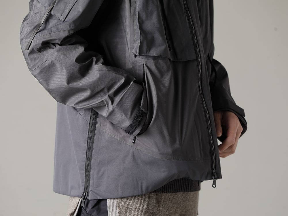 The Viridi-anne 23SS An atmosphere that is somewhat relaxed despite the full-fledged design. - VI-3557-06-Dark-Gray Water Repellent Hooded Jacket Dark Gray VI-3587-07 Layerd Rib Sweater 2-004