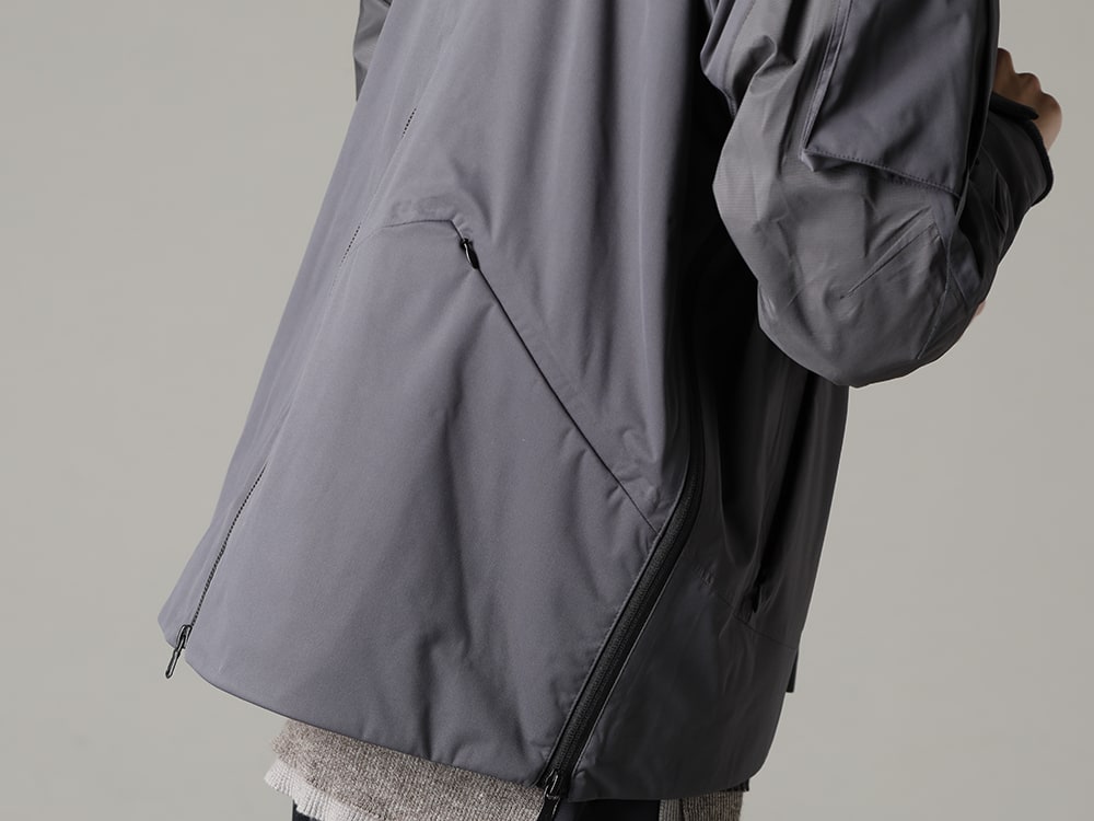 The Viridi-anne 23SS An atmosphere that is somewhat relaxed despite the full-fledged design. - VI-3557-06-Dark-Gray Water Repellent Hooded Jacket Dark Gray VI-3587-07 Layerd Rib Sweater 2-005