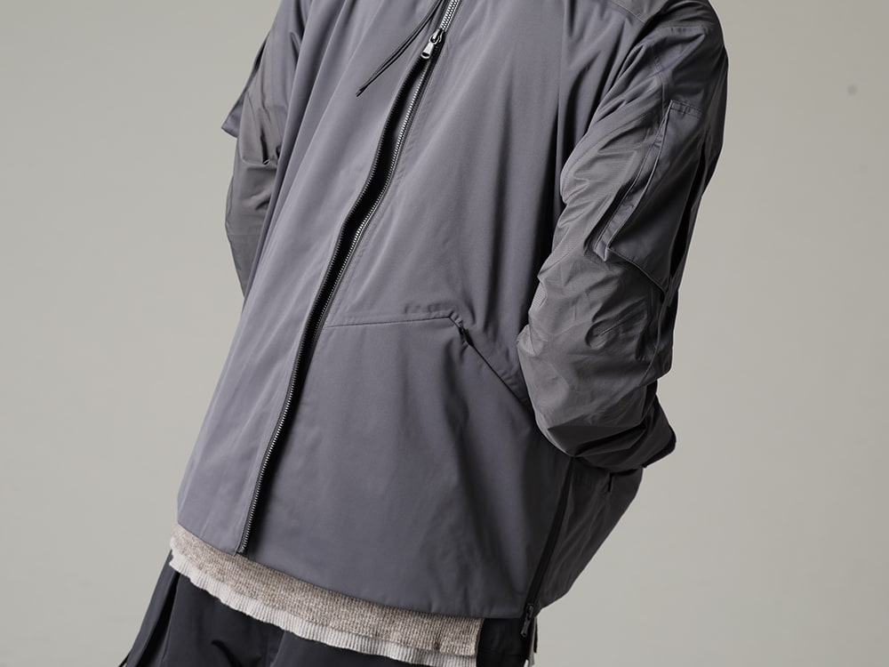 The Viridi-anne 23SS An atmosphere that is somewhat relaxed despite the full-fledged design. - VI-3557-06-Dark-Gray Water Repellent Hooded Jacket Dark Gray VI-3587-07 Layerd Rib Sweater 2-004