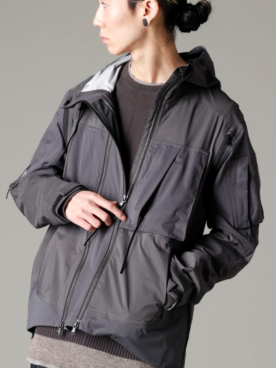 The Viridi-anne 23SS An atmosphere that is somewhat relaxed despite the full-fledged design. - VI-3557-06-Dark-Gray Water Repellent Hooded Jacket Dark Gray VI-3587-07 Layerd Rib Sweater 2-005
