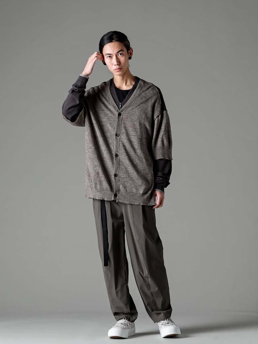 The Viridi-anne - ザ ヴィリジアン 2023SS スタイリング - The Viridi-anne 23SSコレクションの新作、ダブル レイヤード フロント カーディガンを使用した春スタイリング。 春らしいリラックス感のある着こなし - VI-3588-07 - ダブル レイヤード フロント カーディガン - VI-3562-04-Dark-Olive - 撥水加工 ストレッチ ワイドパンツ ダーク オリーブ - VI-3555-09-L.Gray - スニーカー L.グレー 1-001