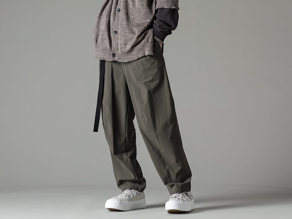 The Viridi-anne - ザ ヴィリジアン 2023SS 春夏のコーディネートに重宝する撥水素材のワイドパンツ - VI-3562-04-Dark-Olive - 撥水加工 ストレッチ ワイドパンツ ダーク オリーブ - VI-3555-09-L.Gray - スニーカー L.グレー 3-001
