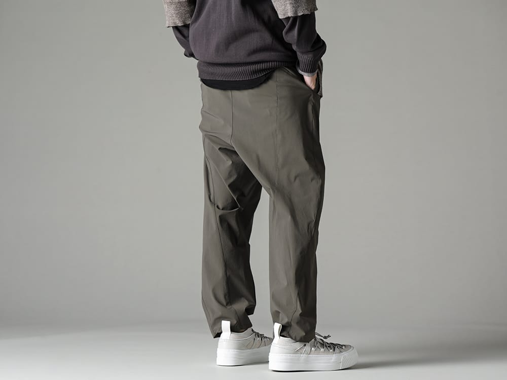 The Viridi-anne - ザ ヴィリジアン 2023SS 春夏のコーディネートに重宝する撥水素材のワイドパンツ - VI-3562-04-Dark-Olive - 撥水加工 ストレッチ ワイドパンツ ダーク オリーブ - VI-3555-09-L.Gray - スニーカー L.グレー 3-002
