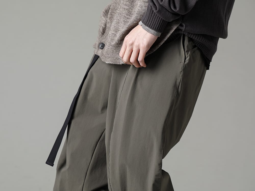 The Viridi-anne - ザ ヴィリジアン 2023SS 春夏のコーディネートに重宝する撥水素材のワイドパンツ - VI-3562-04-Dark-Olive - 撥水加工 ストレッチ ワイドパンツ ダーク オリーブ 3-003
