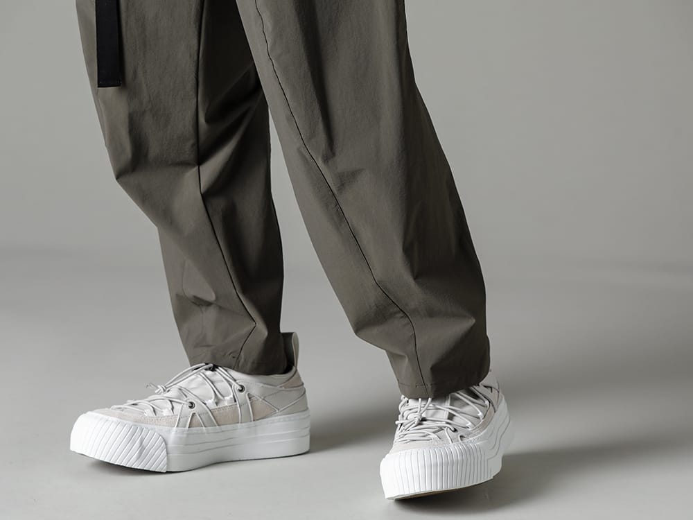 The Viridi-anne - ザ ヴィリジアン 2023SS 春夏のコーディネートに重宝する撥水素材のワイドパンツ - VI-3562-04-Dark-Olive - 撥水加工 ストレッチ ワイドパンツ ダーク オリーブ - VI-3555-09-L.Gray - スニーカー L.グレー 3-004