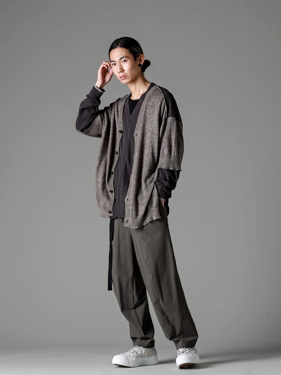 The Viridi-anne - ザ ヴィリジアン 2023SS 春夏のコーディネートに重宝する撥水素材のワイドパンツ - VI-3588-07 - ダブル レイヤード フロント カーディガン - VI-3562-04-Dark-Olive - 撥水加工 ストレッチ ワイドパンツ ダーク オリーブ - VI-3555-09-L.Gray - スニーカー L.グレー  4-001