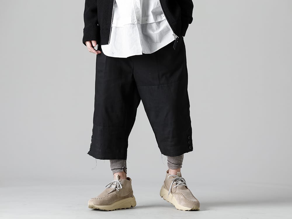 The Viridi-anne 23SS Combination of 4 different materials. Proposing a unified color scheme for the leg warmers and twisted chukkas. VI-3569-04-Fragment Cropped Trousers Black - SCV186C018-Twist Chukka Light Beige - VI-3617-09-Leg-Warmers Gray Brown 3-001
