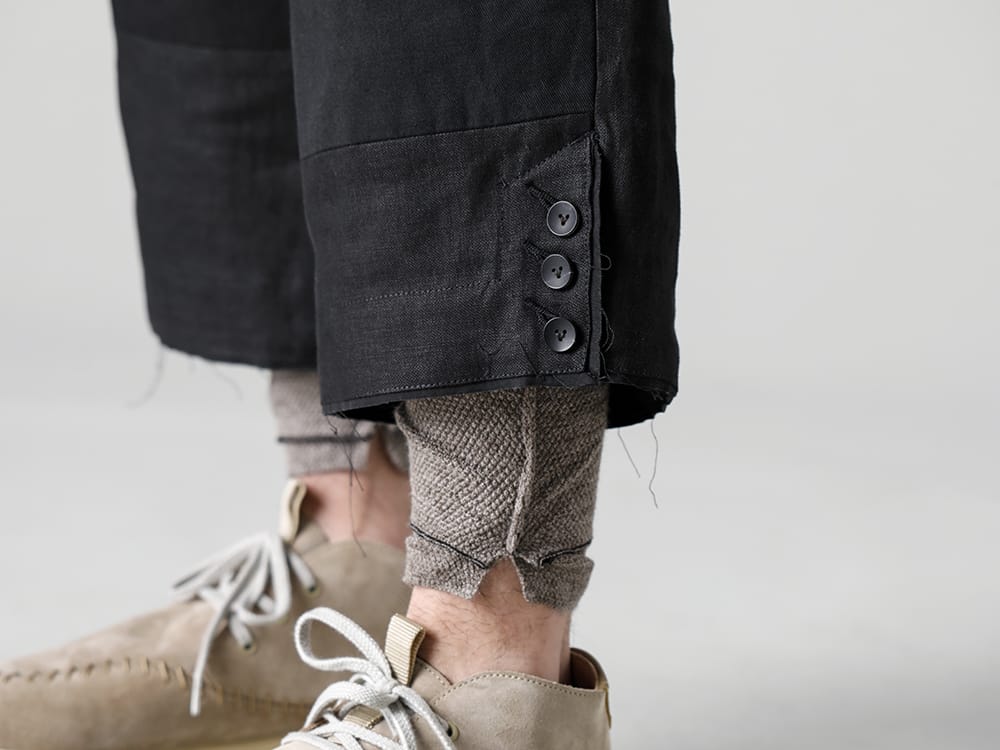 The Viridi-anne 23SS Proposing a unified color scheme for the leg warmers and twisted chukkas. - VI-3569-04-Fragment Cropped Trousers Black - SCV186C018-Twist Chukka Light Beige - VI-3617-09-Leg-Warmers Gray Brown 3-005