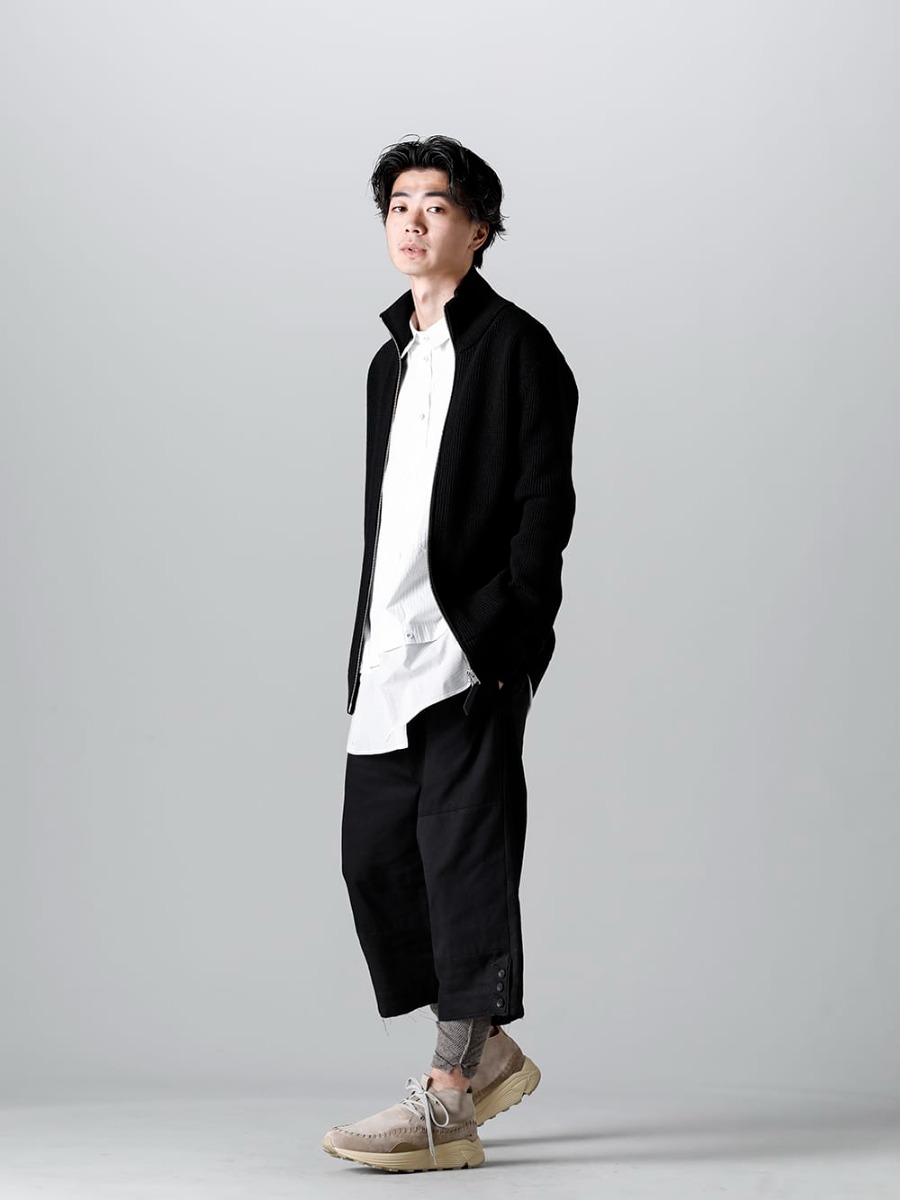Maison Margiela 23SS Proposing a unified color scheme for the leg warmers and twisted chukkas.- SI1HA0013-Driver's Zip Up Knit Black - VI-3582-02-Stripe Detachable Shirt - VI-3569-04-Fragment Cropped Trousers Black  4-001