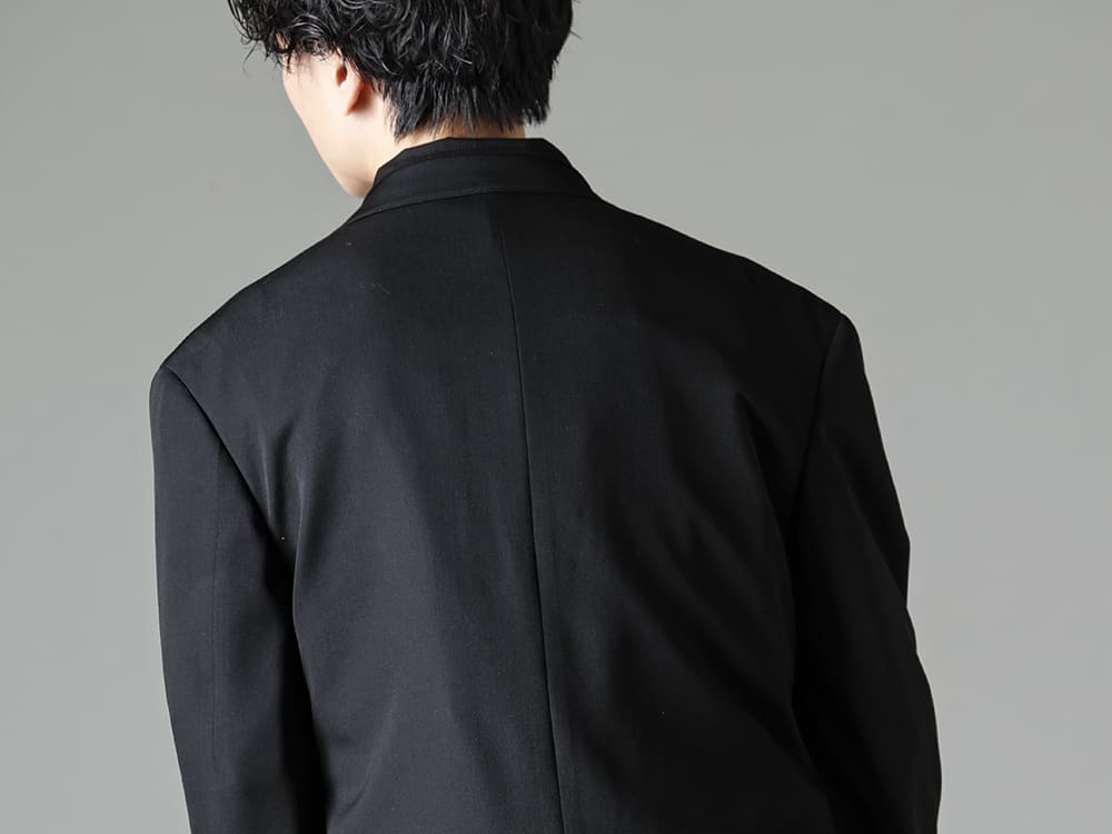 Yohji Yamamoto-ヨウジヤマモト 23SS(春夏) 断ち切りデザインが特徴のロングジャケット  - HZ-J27-100-ダブルボディピークドジャケット - HZ-B15-012-Black-スタンドカラー プリーツ布付きブラウス ブラック 2-006