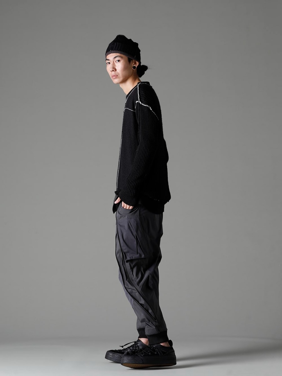 The Viridi-anne 23SS Styling Styling a relaxed image of open, early spring - VI-3585-07-Black Hard Twisted Ramie Yarn Sweater, Black VI-3559-04-Dark-Gray Water repellent tactical pants dark gray VI-3555-09-Black Sneakers Black VI-3615-09-Black Knit Hat Black1-002