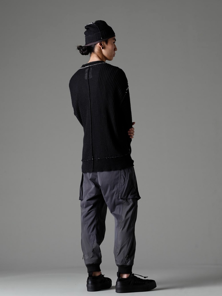 The Viridi-anne 23SS Styling Styling a relaxed image of open, early spring - VI-3585-07-Black Hard Twisted Ramie Yarn Sweater, Black VI-3559-04-Dark-Gray Water repellent tactical pants dark gray VI-3555-09-Black Sneakers Black VI-3615-09-Black Knit Hat Black1-003