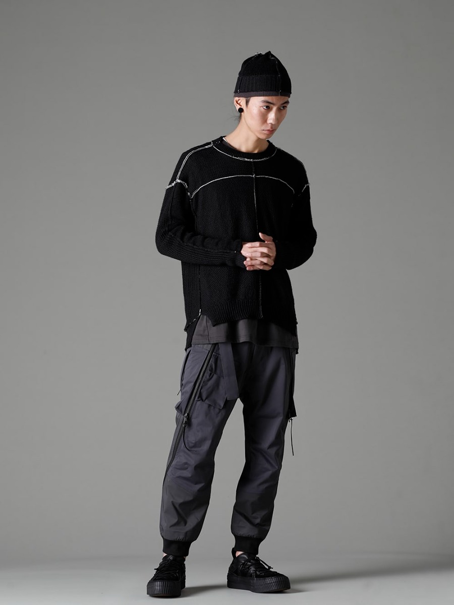 The Viridi-anne 23SS Styling Styling a relaxed image of open, early spring - VI-3585-07-Black Hard Twisted Ramie Yarn Sweater, Black VI-3559-04-Dark-Gray Water repellent tactical pants dark gray VI-3555-09-Black Sneakers Black VI-3615-09-Black Knit Hat Black1-004
