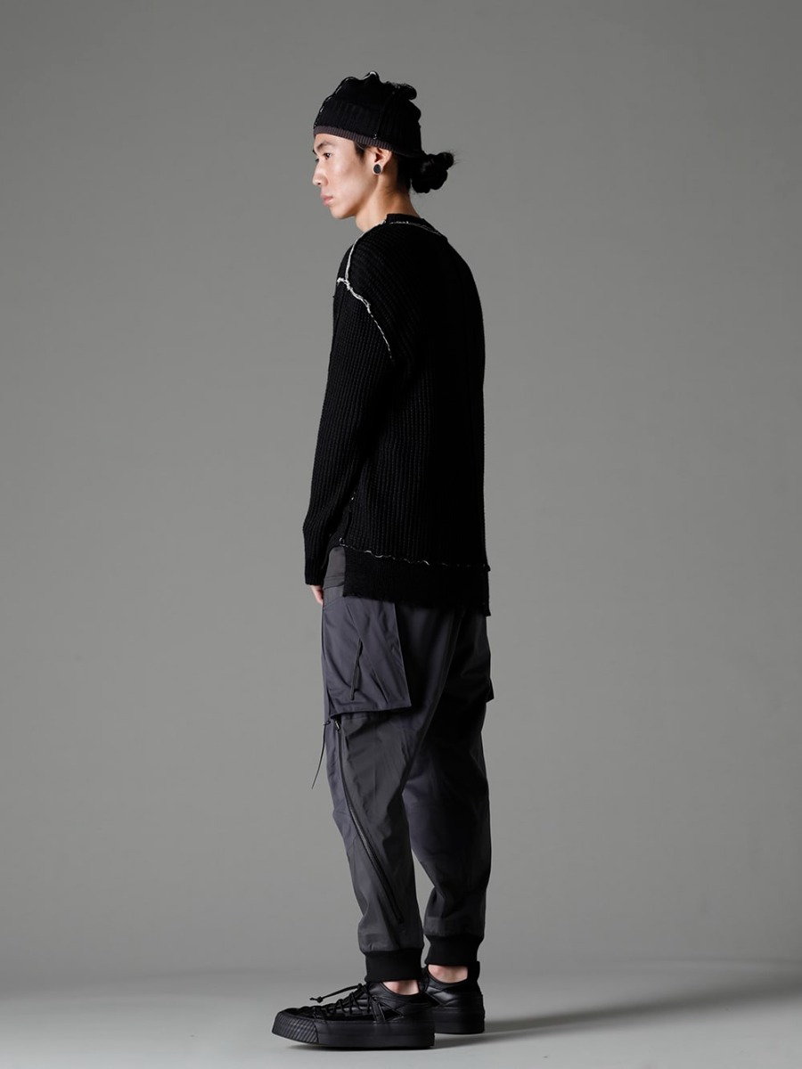 The Viridi-anne 23SS Styling Styling a relaxed image of open, early spring - VI-3585-07-Black Hard Twisted Ramie Yarn Sweater, Black VI-3559-04-Dark-Gray Water repellent tactical pants dark gray VI-3555-09-Black Sneakers Black VI-3615-09-Black Knit Hat Black1-005