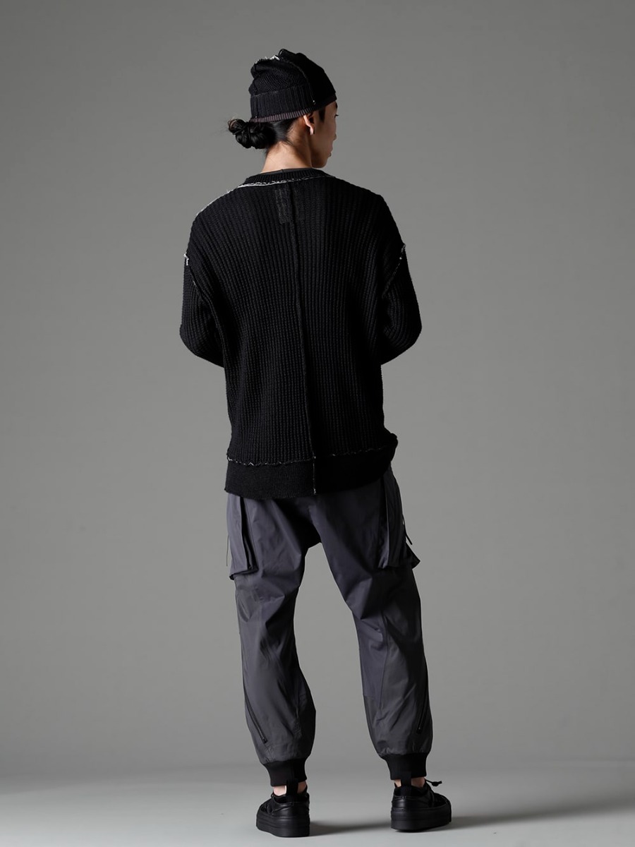 The Viridi-anne 23SS Styling Styling a relaxed image of open, early spring - VI-3585-07-Black Hard Twisted Ramie Yarn Sweater, Black VI-3559-04-Dark-Gray Water repellent tactical pants dark gray VI-3555-09-Black Sneakers Black VI-3615-09-Black Knit Hat Black1-005