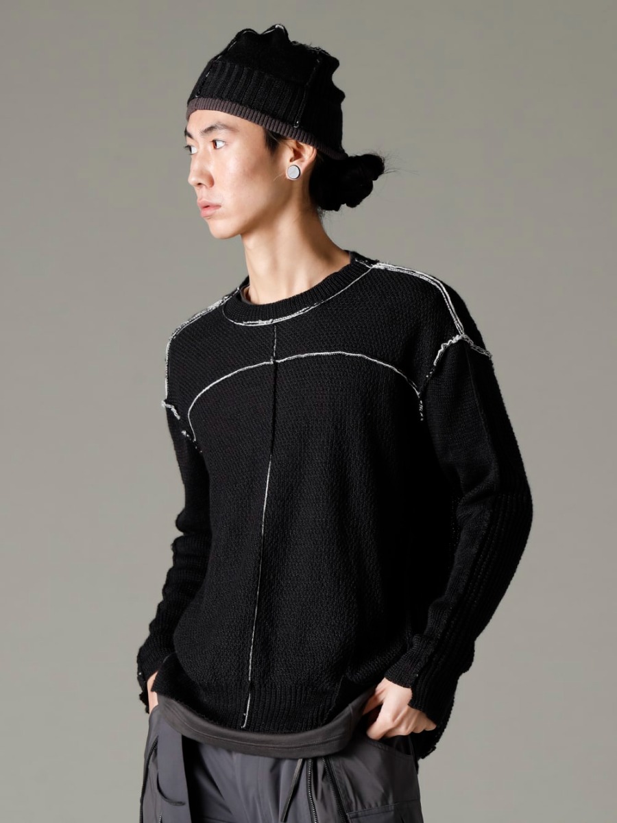 The Viridi-anne 23SS Linking color schemes accentuate the design.  - VI-3585-07-Black Hard Twisted Ramie Yarn Sweater, Black  VI-3615-09-Black Knit Hat Black2-001