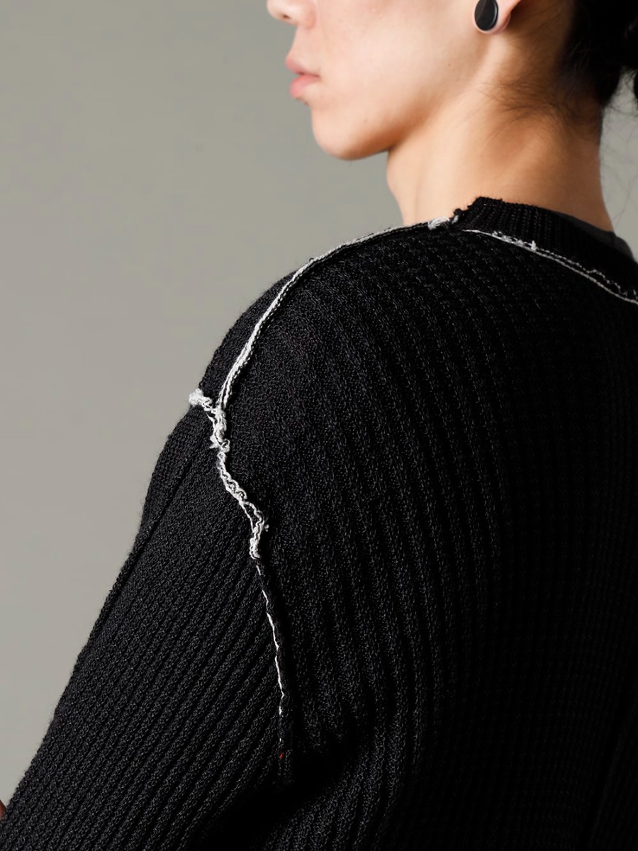 The Viridi-anne 23SS Linking color schemes accentuate the design.  - VI-3585-07-Black Hard Twisted Ramie Yarn Sweater, Black  VI-3615-09-Black Knit Hat Black2-002