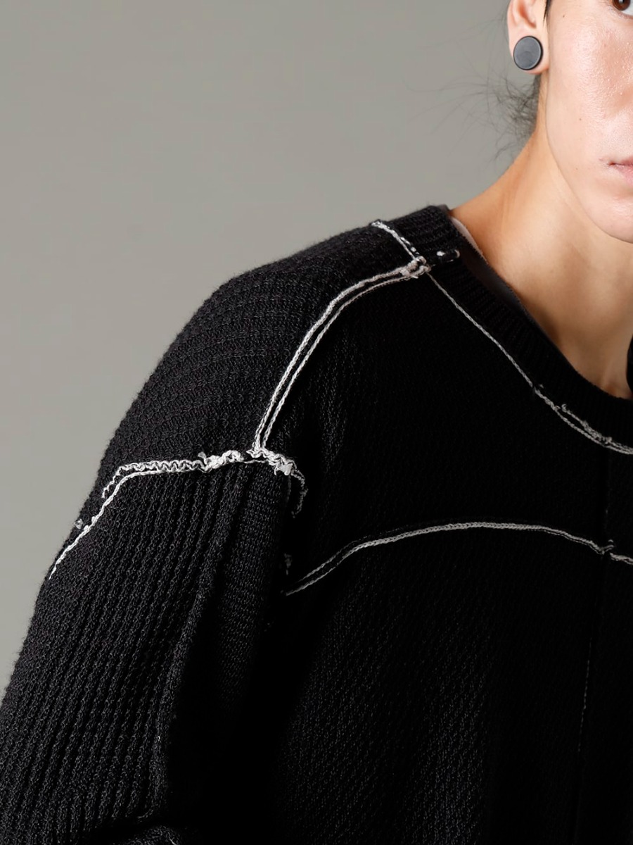 The Viridi-anne 23SS Linking color schemes accentuate the design.  - VI-3585-07-Black Hard Twisted Ramie Yarn Sweater, Black  VI-3615-09-Black Knit Hat Black2-003