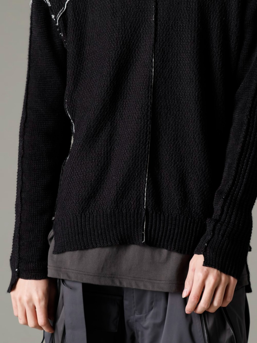 The Viridi-anne 23SS Linking color schemes accentuate the design.  - VI-3585-07-Black Hard Twisted Ramie Yarn Sweater, Black  VI-3615-09-Black Knit Hat Black2-004