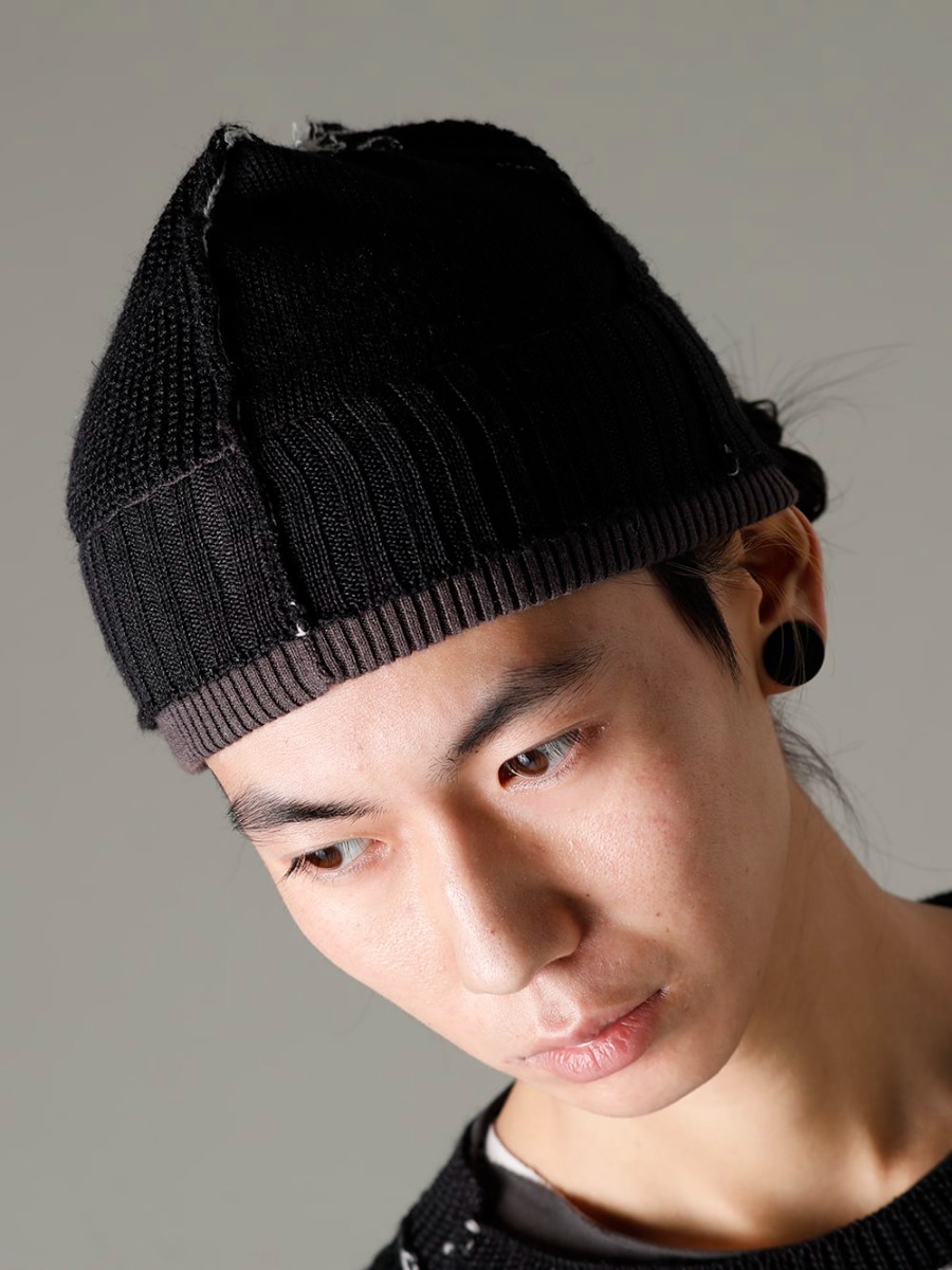 The Viridi-anne 23SS Linking color schemes accentuate the design.  - VI-3585-07-Black Hard Twisted Ramie Yarn Sweater, Black  VI-3615-09-Black Knit Hat Black2-005