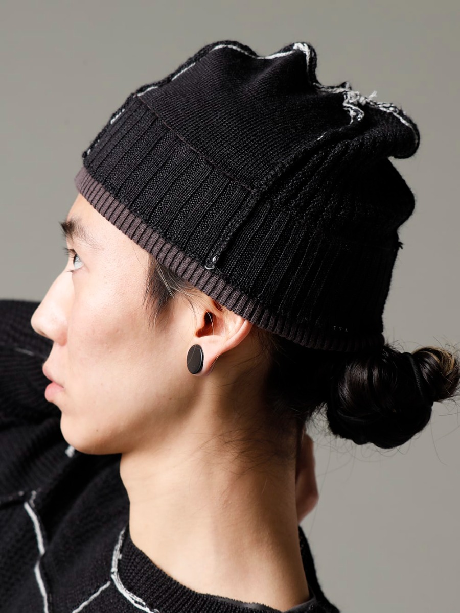The Viridi-anne 23SS Linking color schemes accentuate the design.  - VI-3585-07-Black Hard Twisted Ramie Yarn Sweater, Black  VI-3615-09-Black Knit Hat Black2-006