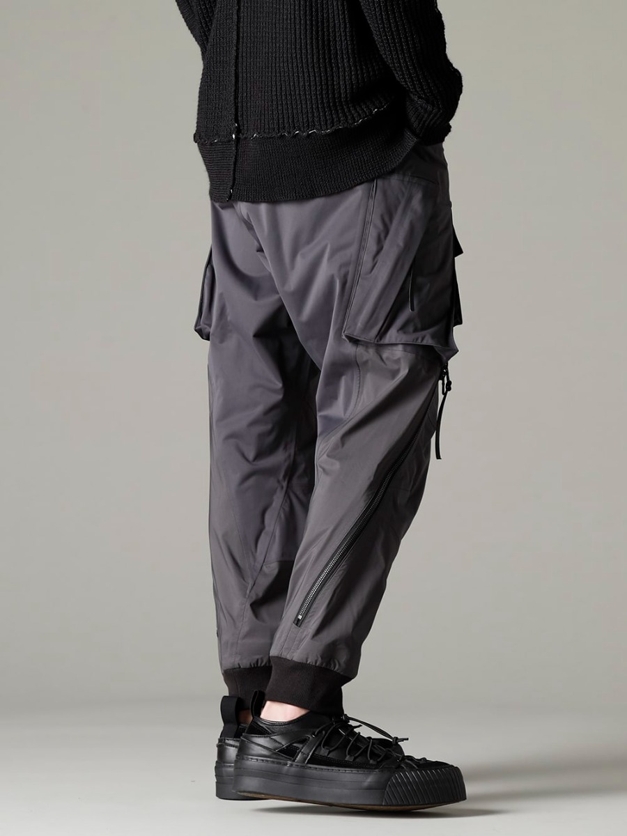 The Viridi-anne 23SS TVA's specialty active design items - VI-3559-04-Dark-Gray Water repellent tactical pants dark gray VI-3555-09-Black Sneakers Black 3-002