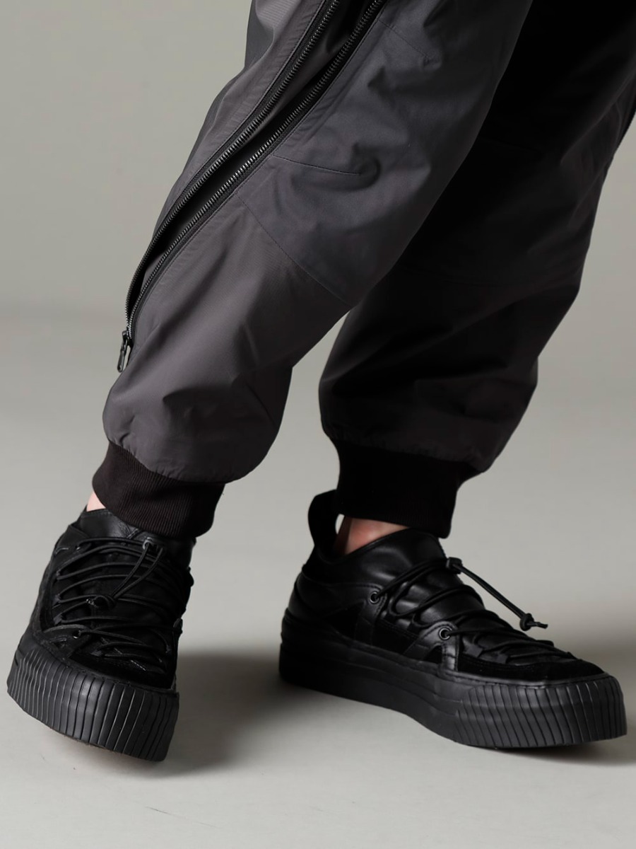 The Viridi-anne 23SS TVA's specialty active design items - VI-3559-04-Dark-Gray Water repellent tactical pants dark gray VI-3555-09-Black Sneakers Black 3-006