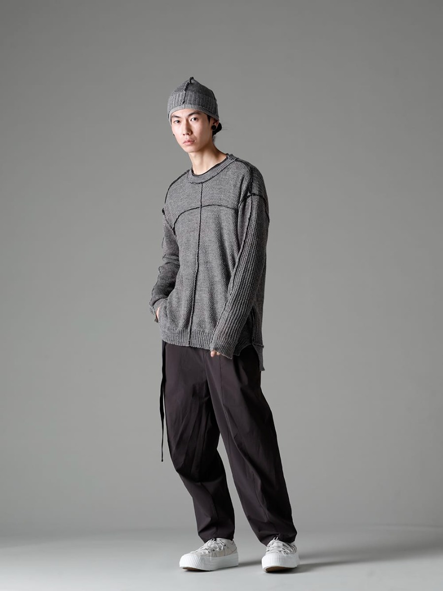 ザ ヴィリジアン 2023SS スタイリング 落ち着いたカラーリングと機能的素材を取り入れた春スタイリング - リラックスしたサイズ感とシルエットで構成された春スタイリング - VI-3585-07-Gray-Brown(ハード ツイスト ラミーヤーン セーター グレーブラウン) VI-3562-04-Dark-Gray(撥水加工 ストレッチ ワイドパンツ ダーク グレー) VI-3555-09-L.Gray(スニーカー L.グレー) VI-3615-09-Gray-Brown(ニットハット グレー ブラウン) - 1-001