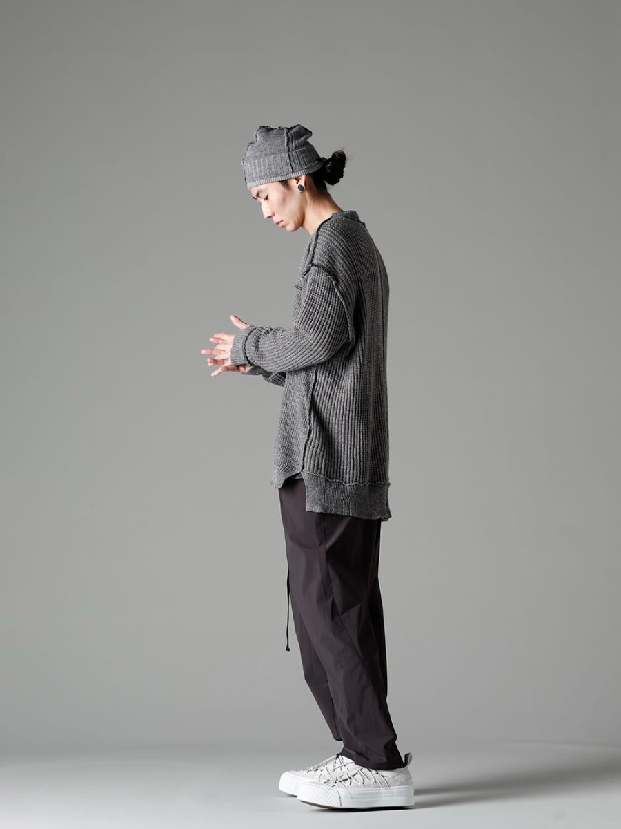 ザ ヴィリジアン 2023SS - リラックスしたサイズ感とシルエットで構成された春スタイリング - VI-3585-07-Gray-Brown(ハード ツイスト ラミーヤーン セーター グレーブラウン) VI-3562-04-Dark-Gray(撥水加工 ストレッチ ワイドパンツ ダーク グレー) VI-3555-09-L.Gray(スニーカー L.グレー) VI-3615-09-Gray-Brown(ニットハット グレー ブラウン) - 1-002