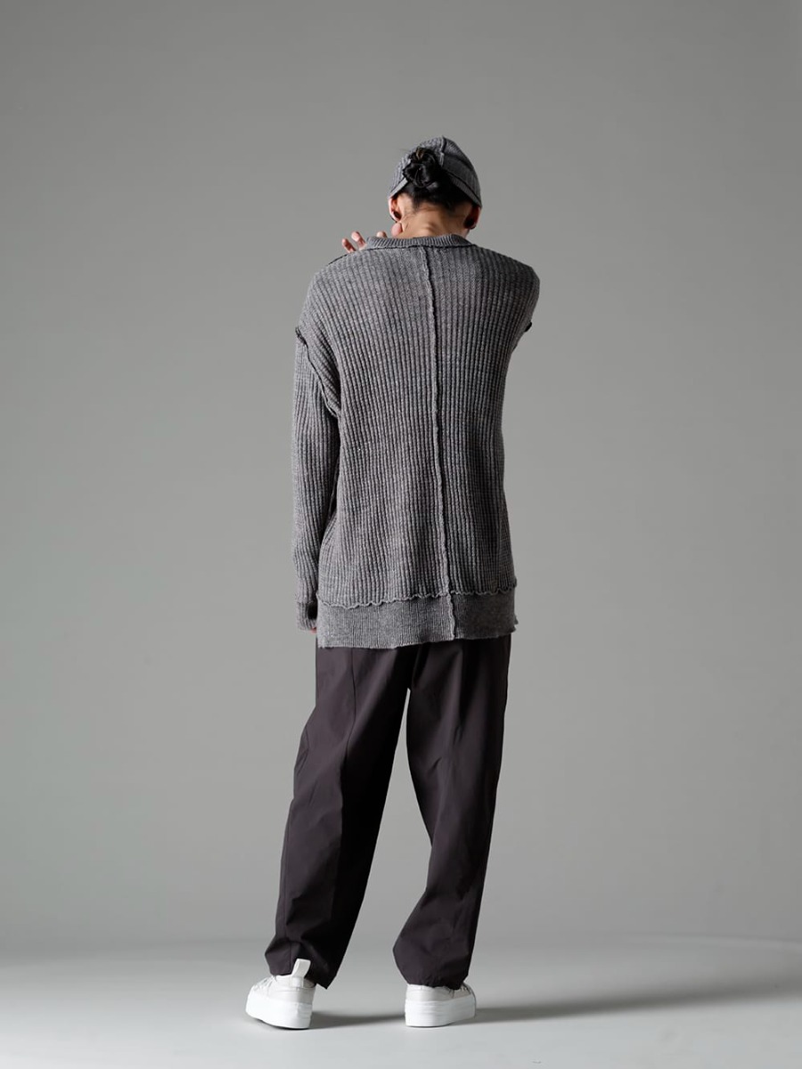 ザ ヴィリジアン 2023SS - リラックスしたサイズ感とシルエットで構成された春スタイリング - VI-3585-07-Gray-Brown(ハード ツイスト ラミーヤーン セーター グレーブラウン) VI-3562-04-Dark-Gray(撥水加工 ストレッチ ワイドパンツ ダーク グレー) VI-3555-09-L.Gray(スニーカー L.グレー) VI-3615-09-Gray-Brown(ニットハット グレー ブラウン) - 1-003