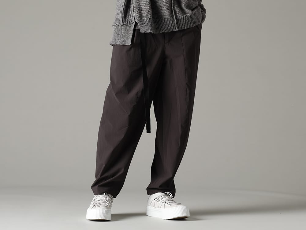 ザ ヴィリジアン 2023SS - 天候を気にせずに着用できる万能アイテム - VI-3562-04-Dark-Gray(撥水加工 ストレッチ ワイドパンツ ダーク グレー) VI-3555-09-L.Gray(スニーカー L.グレー) - 3-001