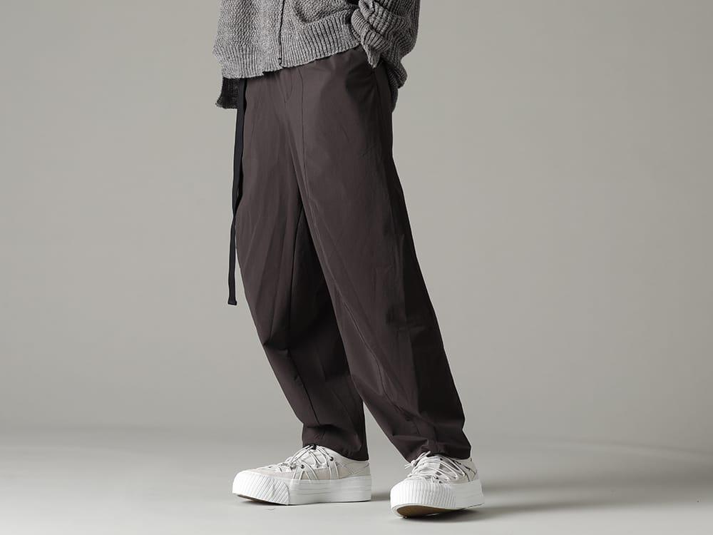 ザ ヴィリジアン 2023SS - 天候を気にせずに着用できる万能アイテム - VI-3562-04-Dark-Gray(撥水加工 ストレッチ ワイドパンツ ダーク グレー) VI-3555-09-L.Gray(スニーカー L.グレー) - 3-002