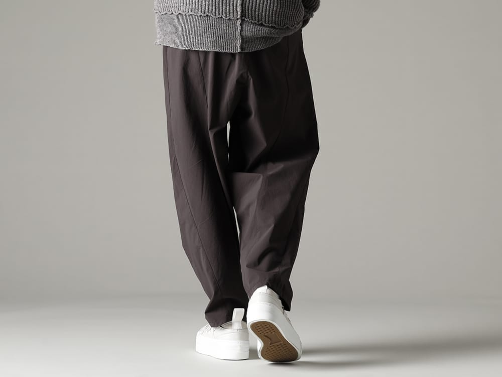 ザ ヴィリジアン 2023SS - 天候を気にせずに着用できる万能アイテム - VI-3562-04-Dark-Gray(撥水加工 ストレッチ ワイドパンツ ダーク グレー) VI-3555-09-L.Gray(スニーカー L.グレー) - 3-003