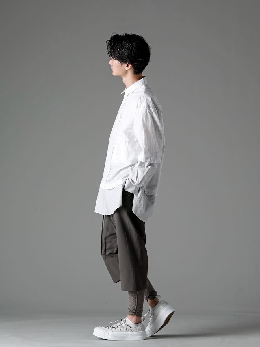 The Viridi-anne 2023SS Styling A relaxing look for spring - VI-3582-02 - Stripe Detachable Shirt - VI-3564-04-Dark-olive - Water-Repellent Stretch Knee-Length Pants Dark Olive - VI-3555-09-L.Gray - Sneakers L.Gray 1-002