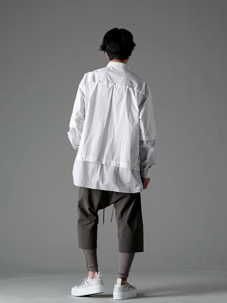 The Viridi-anne 2023SS Styling A relaxing look for spring - VI-3582-02 - Stripe Detachable Shirt - VI-3564-04-Dark-olive - Water-Repellent Stretch Knee-Length Pants Dark Olive - VI-3555-09-L.Gray - Sneakers L.Gray 1-003