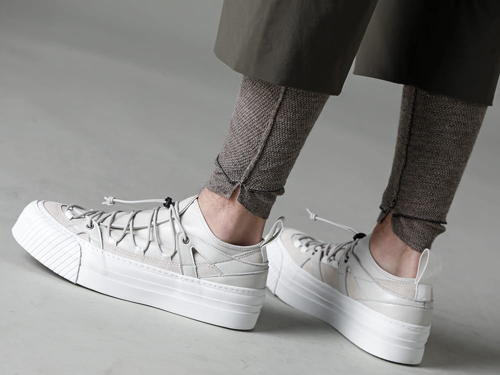 The Viridi-anne 2023SS 見出し3 - VI-3564-04-Dark-olive - Water-Repellent Stretch Knee-Length Pants Dark Olive - VI-3617-09-Gray-Brown - Leg-Warmers Gray Brown - VI-3555-09-L.Gray - Sneakers L.Gray 3-004