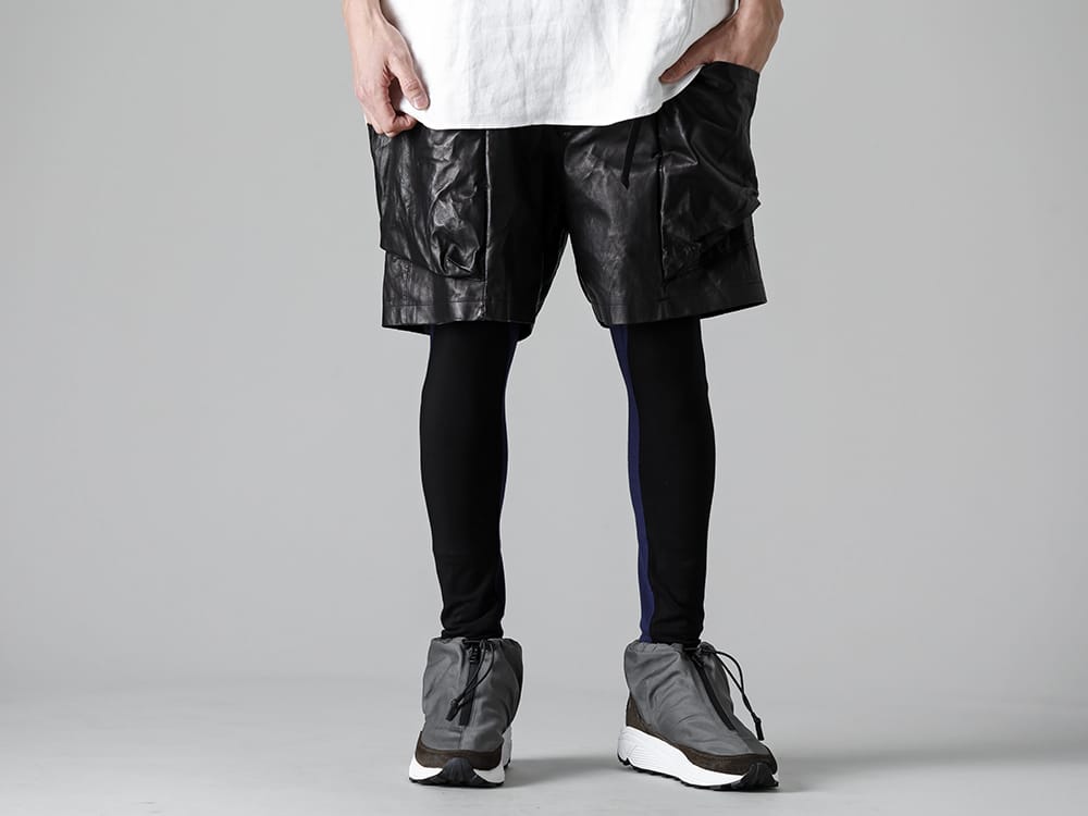 RIPVANWINKLE - リップヴァンウィンクル 2023SS ヨーロッパ産原皮を使用した究極のショーツ。 タクティカル要素をショートパンツのデザインに落とし込んだレザークライミングショーツ RW-517 - クライミング レザー ショーツ ブラック - RW-518-Black × Navy - バイカラー レギンス ブラック × ネイビー - RW-416 Khaki - モック トレーナー Khaki 3-001