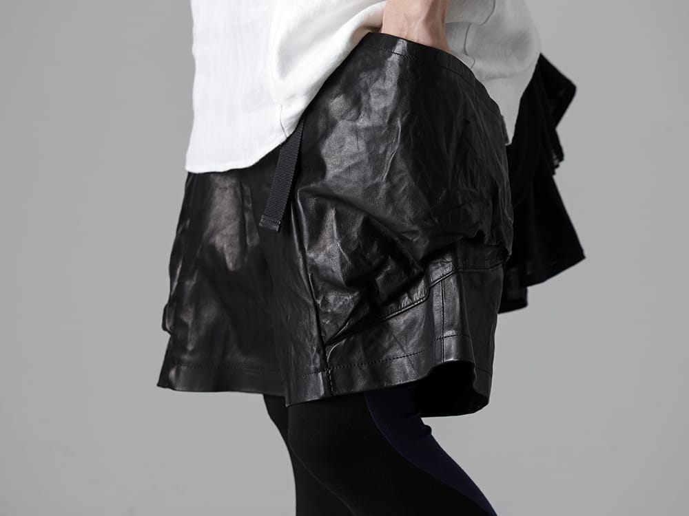 RIPVANWINKLE - リップヴァンウィンクル 2023SS タクティカル要素をショートパンツのデザインに落とし込んだレザークライミングショーツ - RW-517 - クライミング レザー ショーツ ブラック - RW-518-Black × Navy - バイカラー レギンス ブラック × ネイビー - RW-416 Khaki - モック トレーナー Khaki 3-003