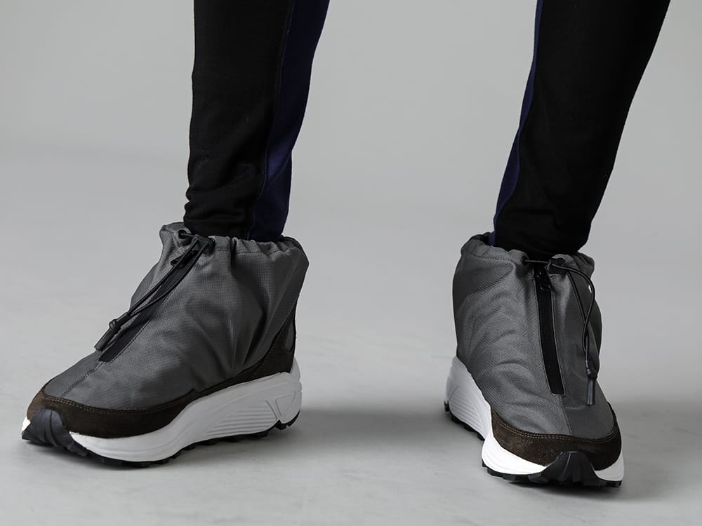 RIPVANWINKLE - リップヴァンウィンクル 2023SS タクティカル要素をショートパンツのデザインに落とし込んだレザークライミングショーツ - RW-517 - クライミング レザー ショーツ ブラック - RW-518-Black × Navy - バイカラー レギンス ブラック × ネイビー - RW-416 Khaki - モック トレーナー Khaki 3-004