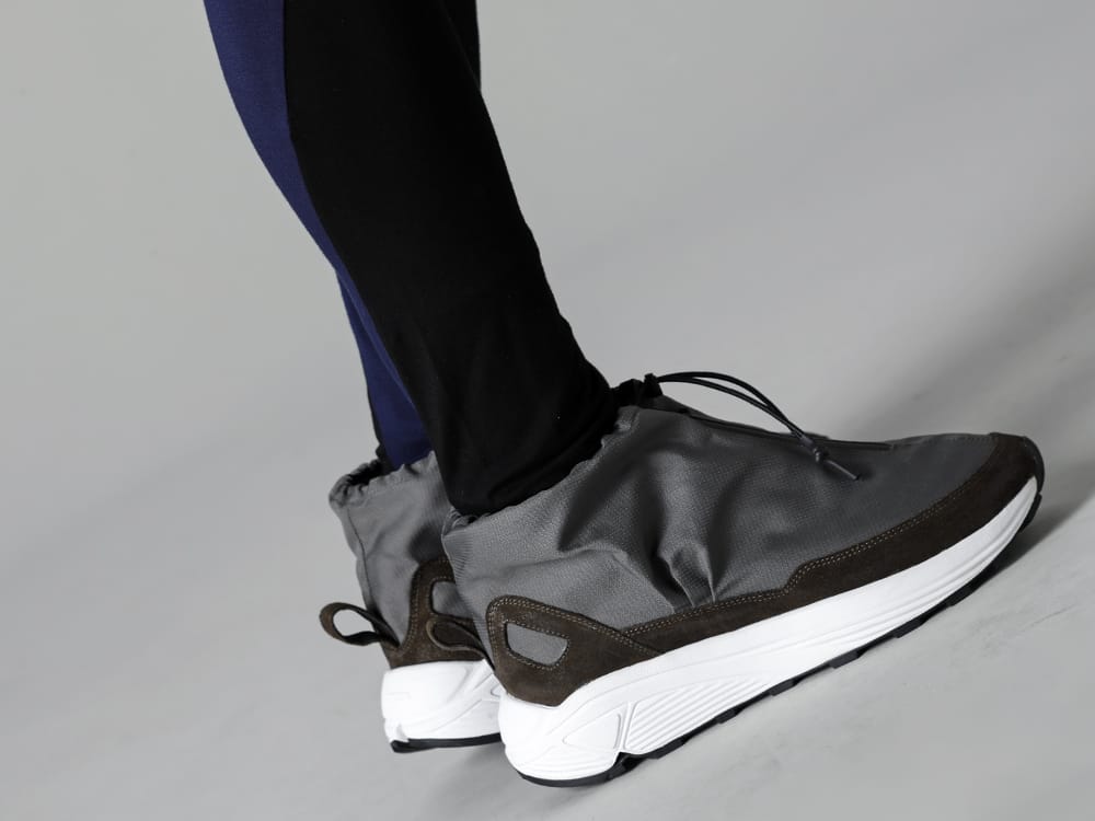 RIPVANWINKLE - リップヴァンウィンクル 2023SS タクティカル要素をショートパンツのデザインに落とし込んだレザークライミングショーツ - RW-517 - クライミング レザー ショーツ ブラック - RW-518-Black × Navy - バイカラー レギンス ブラック × ネイビー - RW-416 Khaki - モック トレーナー Khaki 3-005