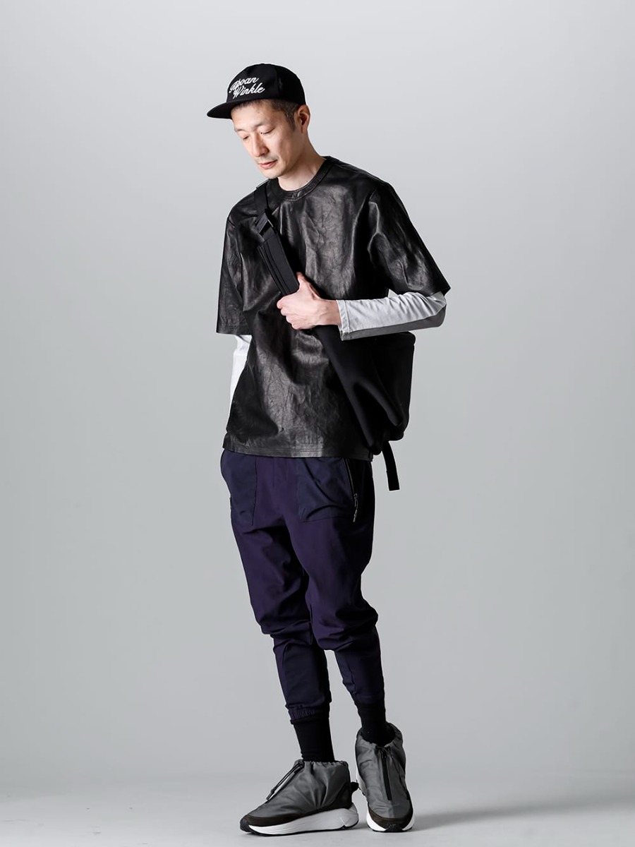 RIPVANWINKLE - リップヴァンウィンクル 2023SS スタイリング - RIPVANWINKLE ソリッドレザーT ライトサルエルジャージースタイル ソリッドレザーTをアウター風にカットソーにレイヤードした使い方にご注目 - RW-516 - ソリッド レザーT - RW-501-Sand Beige - トレイル L/S サンドベージュ - RW-511-Almandine - ライト サルエルジャージー アルマンダイン 1-001