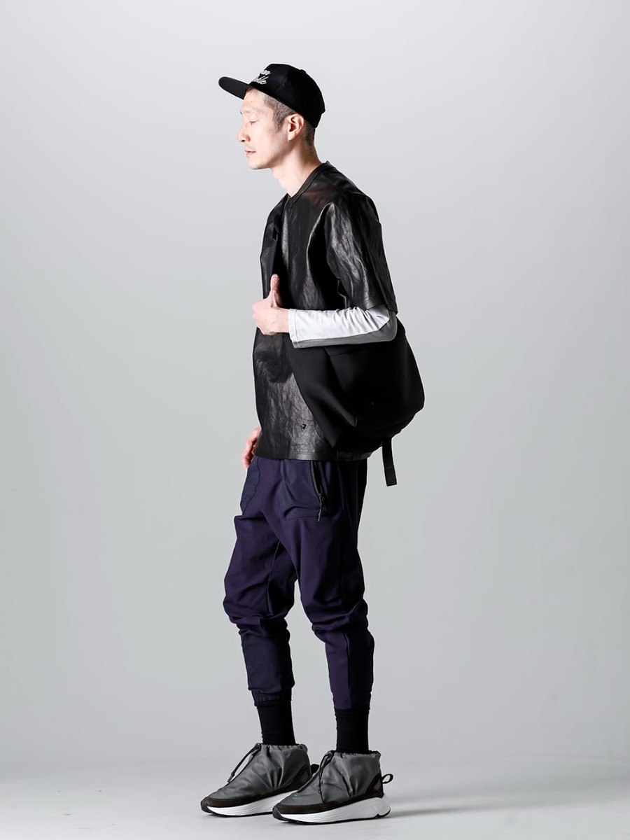 RIPVANWINKLE - リップヴァンウィンクル 2023SS スタイリング ソリッドレザーTをアウター風にカットソーにレイヤードした使い方にご注目 - RW-516 - ソリッド レザーT - RW-501-Sand Beige - トレイル L/S サンドベージュ - RW-511-Almandine - ライト サルエルジャージー アルマンダイン 1-002