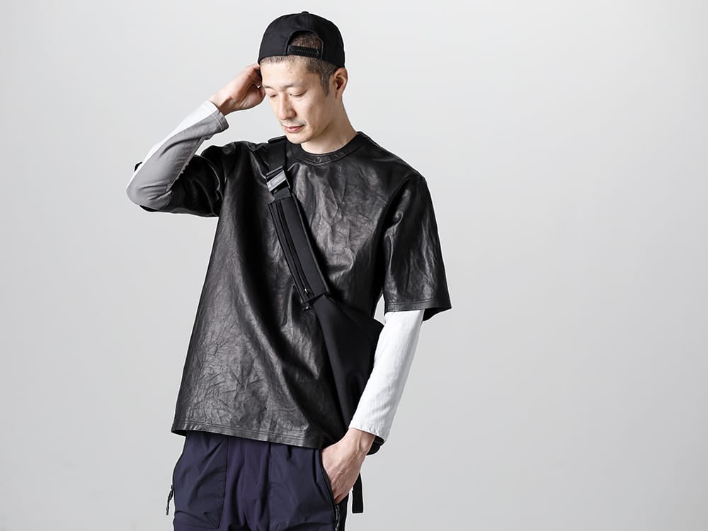 RIPVANWINKLE - リップヴァンウィンクル 2023SS ヨーロッパ産原皮を使用したレザーTは、ナチュラルな素材表情が雰囲気のある仕上がり  - ヨーロッパ産原皮を使用したレザーT。 RW-516 - ソリッド レザーT - RW-501-Sand Beige - トレイル L/S サンドベージュ 2-001