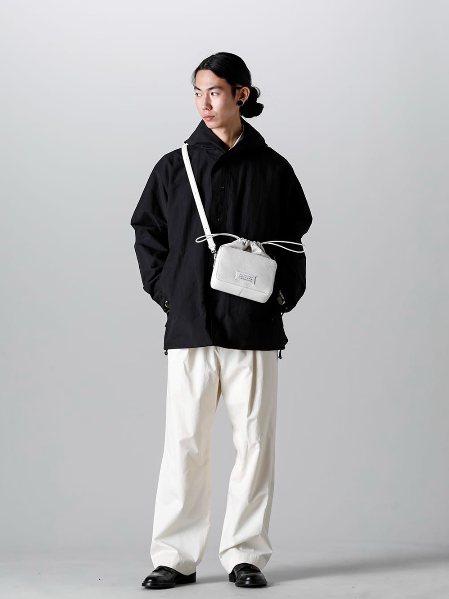 IRENISA - イレニサ 23SS スタイリング - レインパーカー×セミフレアリラックスパンツ 春コーディネイト！ 見出し1 - IH-23SS-J017-CS-Rain Parka Black - IH-23SS-P022-CSS-Semi Flared Relaxed Pants Ivory - SB1WG0018-5AC Camera Bag Medium 1-001