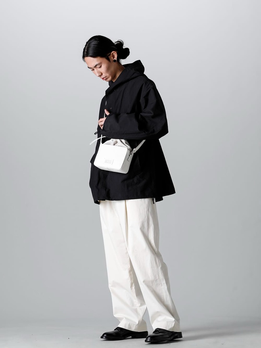 IRENISA - イレニサ 23SS スタイリング 見出し1 - IH-23SS-J017-CS-Rain Parka Black - IH-23SS-P022-CSS-Semi Flared Relaxed Pants Ivory - SB1WG0018-5AC Camera Bag Medium 1-002