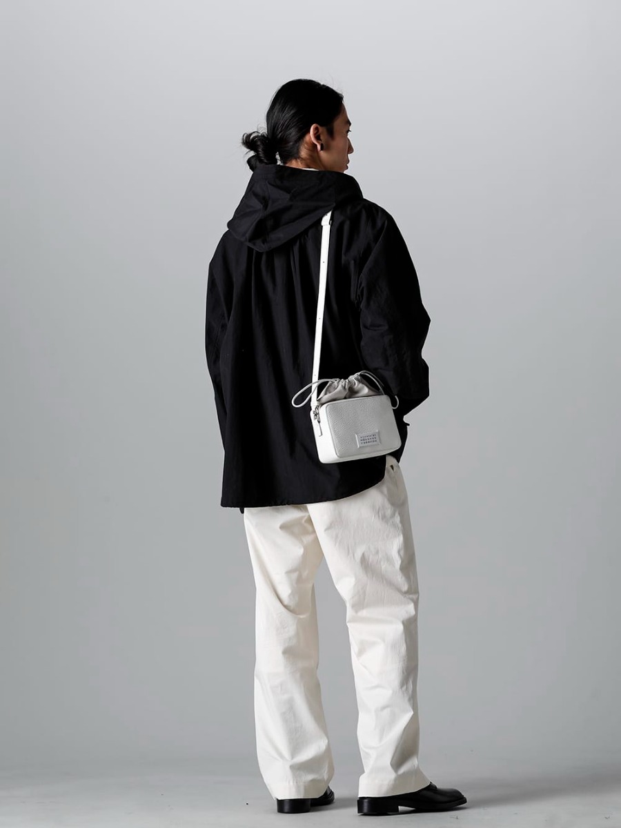 IRENISA - イレニサ 23SS スタイリング 見出し1 - IH-23SS-J017-CS-Rain Parka Black - IH-23SS-P022-CSS-Semi Flared Relaxed Pants Ivory - SB1WG0018-5AC Camera Bag Medium 1-003